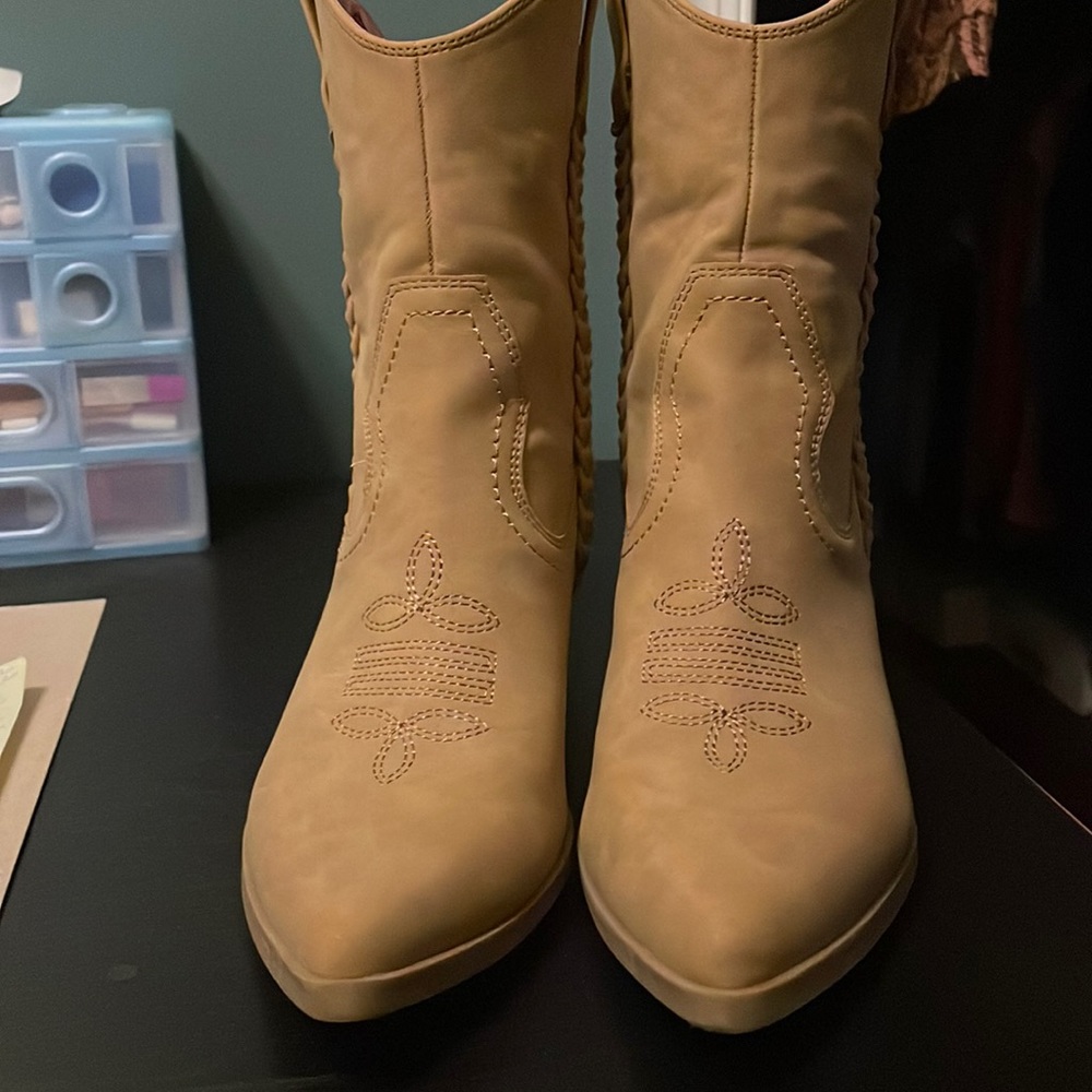 Fashionable Dolce Vita Western Ankle Boots